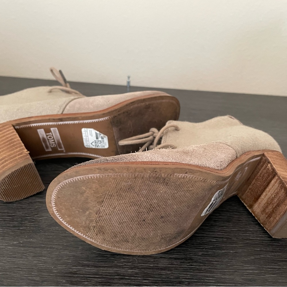 Toms Women's Beige Lace-Up heeled Ankle Booties like new - Picture 3 of 7